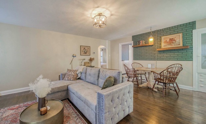 Rolla Cottage | The Green Acres Cottage - Charming 2 Bedroom near S&T and Acorn Trail in Rolla.