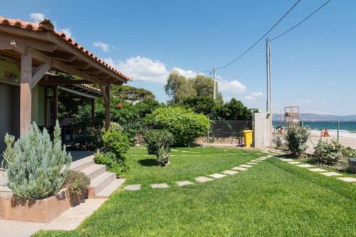 Nea Makri House | The green beach house - Athina’s place