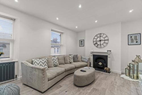 Plymouth Apartment | The Grenville - Stunning Spacious Central Plymouth Apartment - Sleeps 4