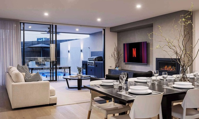 McCrae House | The Grey House | Luxe Entertainer with Heated Pool