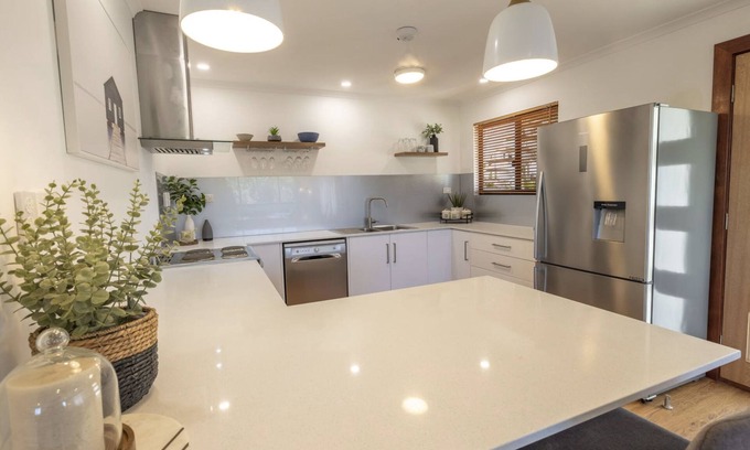 Cannonvale Apartment | The Grove Guest House