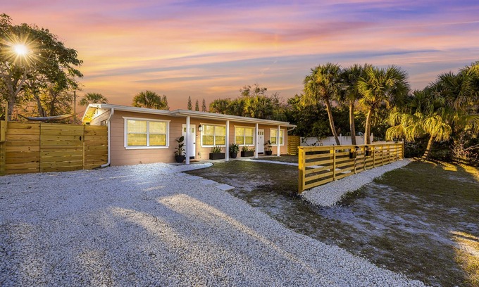 Tropic House | The Guava House - Coastal Arts District Getaway