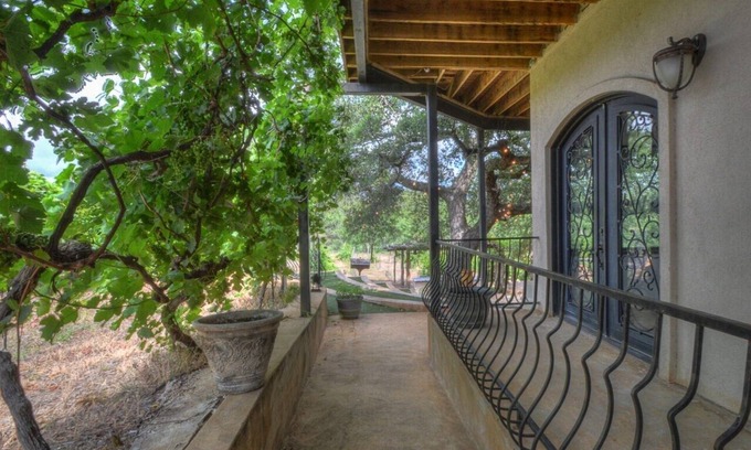 Marble Falls Bed & Breakfast | The Guesthouse at The Lonely Oak
