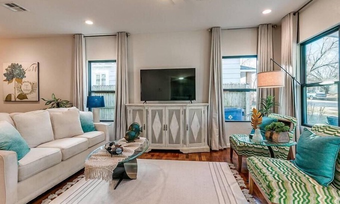 Guthrie House | The Happy Home // WIFI // SLEEPS 8