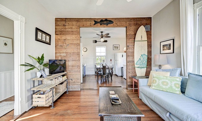 San Jacinto House | The Happy Hut - walk to the beach