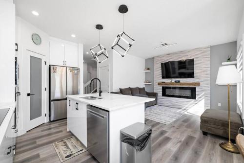 Southwest Edmonton House | The Happy place - Luxurious, Cozy and Modern Home with Air-condition, Netflix, Free Parking close to Airport and West Edmonton Mall