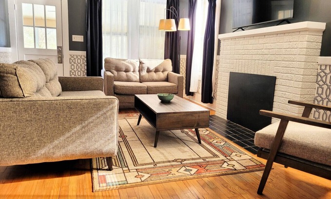 Hot Springs House | The Harrell House with Jacuzzi Tub - Dog Friendly