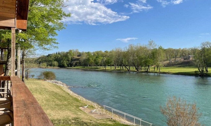Doniphan Cabin | The Hawks Nest Cabin on Current River in Doniphan