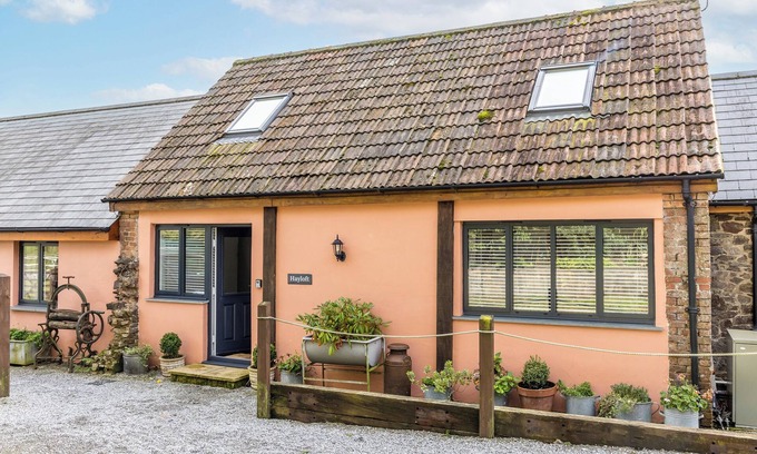 Christchurch Cottage | THE HAYLOFT, pet friendly, with hot tub in Bampton, Devon
