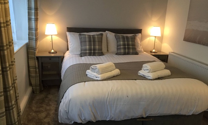 Little Hay Apartment | The Heathmere - A 3 Bed Fully Equipped Apartment near to Birmingham Airport, NEC