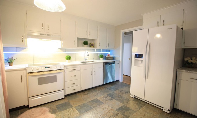 Cheshire House | The Heavenly Nest. A charming 3-bedroom house with AC, WiFi in quaint Cheshire