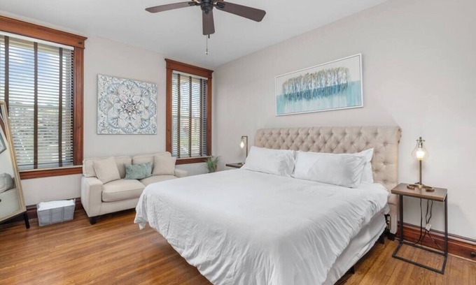 Tower Grove South House | The Heights Hideaway a Stylish & Spacious Retreat