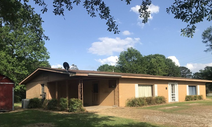 Hemphill House | The Hemp House- Ten minutes to Mill Creek boat launches at Toledo Bend.