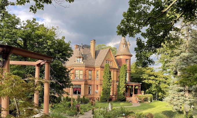 West Main HIll Bed & Breakfast | The Henderson Castle