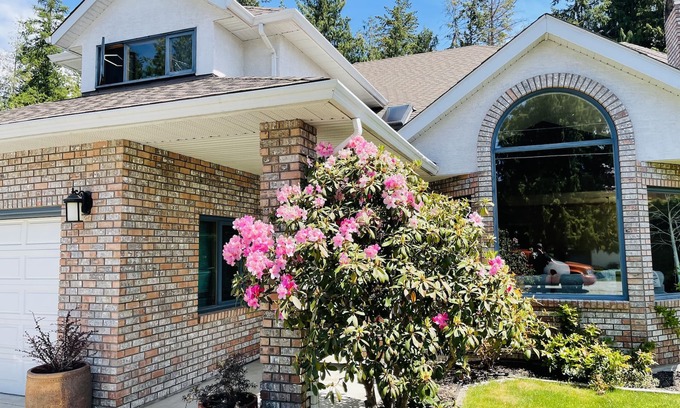Sicamous House | THE HI-MARK HOUSE - Pool, Hot Tub, AC, Pool Table, walking distance to beach