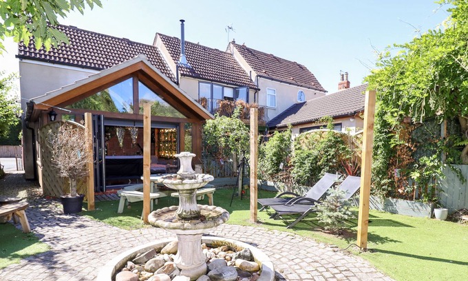 Barlby Cottage | THE HIDE AWAY, pet friendly, luxury holiday cottage in Barlby