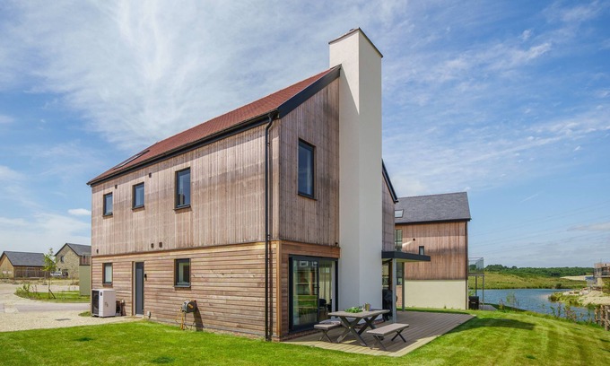 Holworth Cottage | The Hide sleeps 8 guests in 4 bedrooms