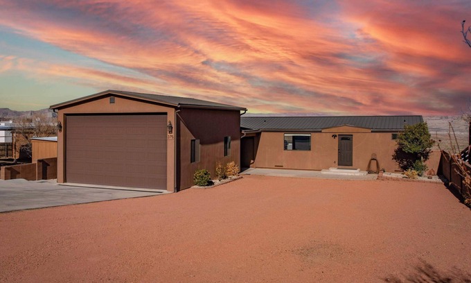 Greenehaven House | [The Hideaway] 50 Mile Views, Sleeps 8, Big Garage