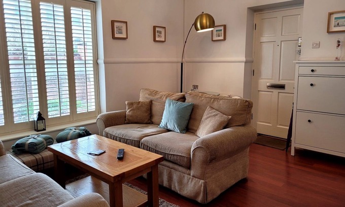 Montpellier Apartment | The Hideaway - Cheltenham, Parking, Walk to Town