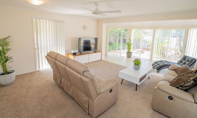 Runaway Bay House | The Hideaway on Bayview