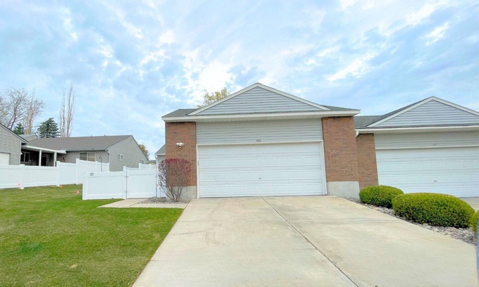 Pocatello House | The Hideout-2BR/2BA Townhouse near Highland!