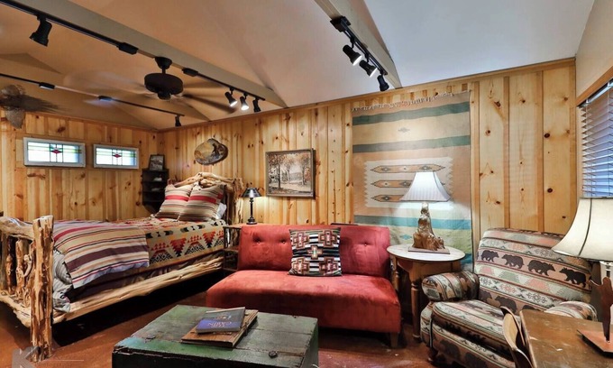 Sayles Blvd. Area House | The Hideout - A Sayles Ranch Guesthouse