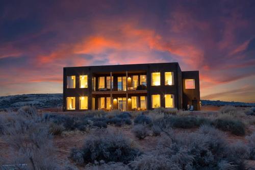 Big Water House | The Highlander - Luxe Hot Tub Firepit Views