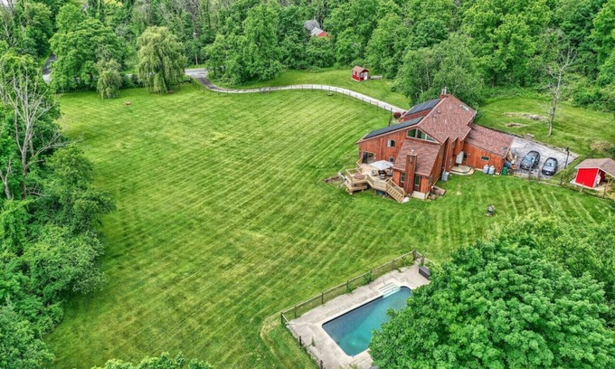 Warwick House | The Hilltop Fenced 8-Acre Dog-Friendly Retreat