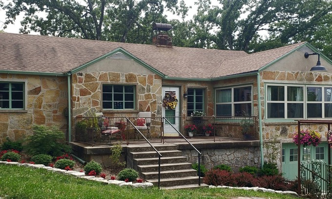 Grove House | The Historic Cale House-Grand Lake OK- Waterfront with Dock! PET FRIENDLY!