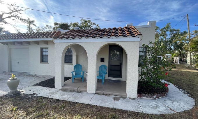 Valencia Terrace Cottage | The Historic McGregor Cottage