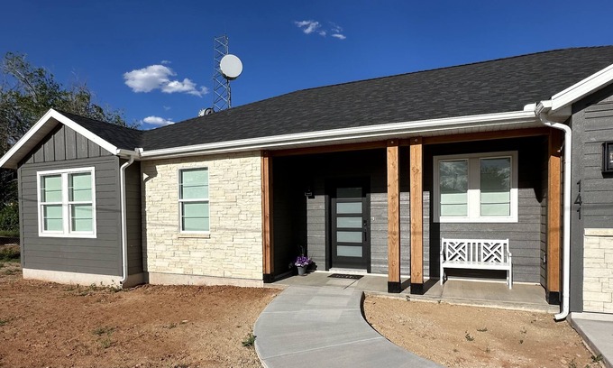 Blanding House | The Holliday House: Close to shops, eating, scenic trails and views.