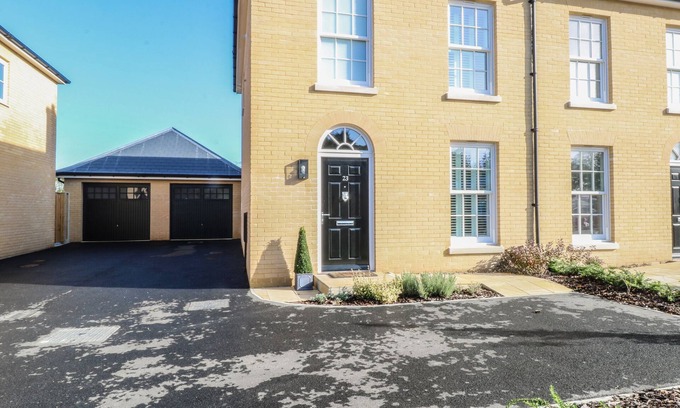 Norwich House | THE HOLLIES, pet friendly, with a garden in Norwich