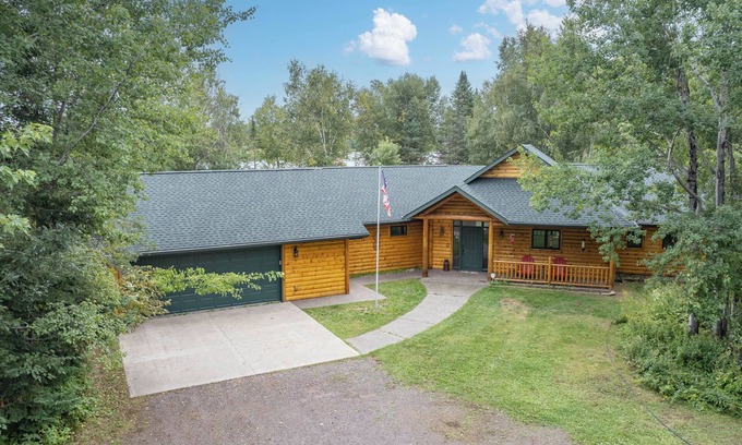Duluth Cabin | The Honeycomb Hideout - Cozy lakeside cabin in lovely Duluth