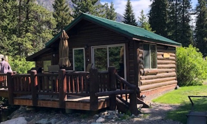 Cody House | The Honeymoon/Hideaway Cabin is in THE best spot in town! !