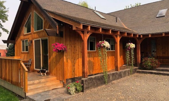 Walla Walla Apartment | The Honeymoon Suite, hot tub, full kitchen