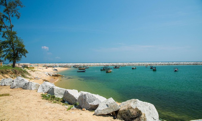 Kuala Terengganu House | The house is a semi-detached house with plenty of parking ,and near to the beach