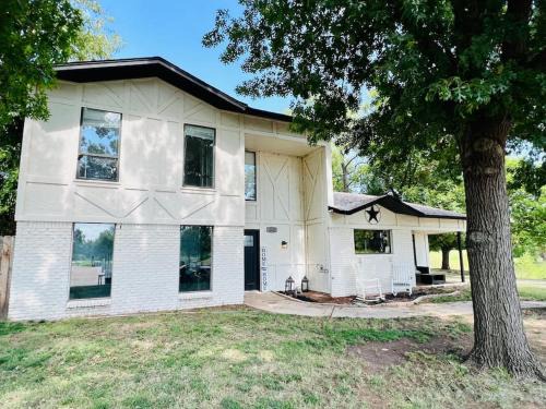 Lawton House | The House of Serenity: Close to Fort Sill & Casino