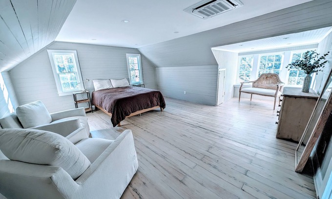 Croom House | The House on the Hill 1790's Farmhouse DC 35mins