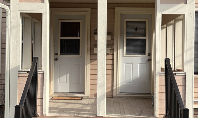 Eau Claire House | The Hudson Carriage Townhouse