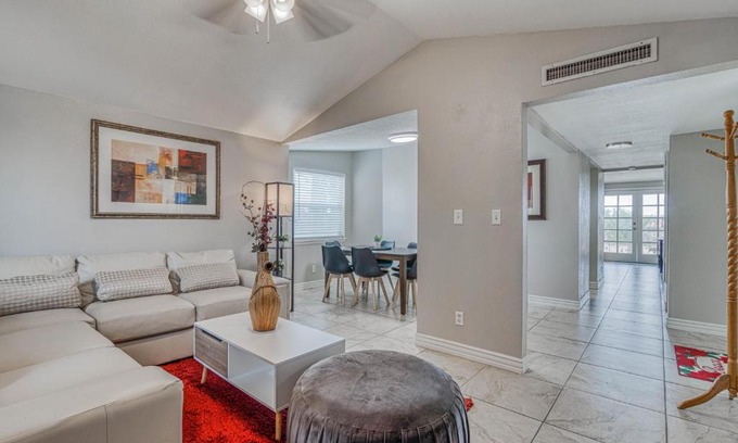 El Paso Apartment | The Hummingbird Sunset Home, West Side
