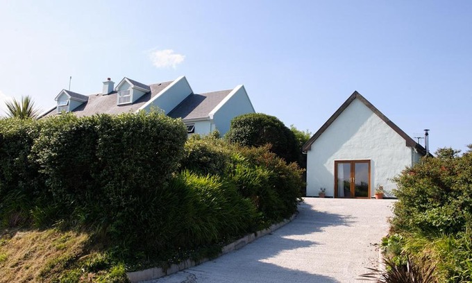 Tullycross Apartment | The Hut at Baywatch Bed & Breakfast