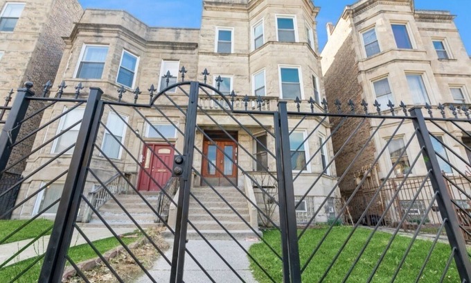 Woodlawn Apartment | The Hyde Park Hide-A-Way is ready to welcome you with the comfort of home!