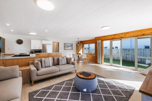 Mount Maunganui House | The Iconic Kiwi Bach, Full Site Downtown Mount