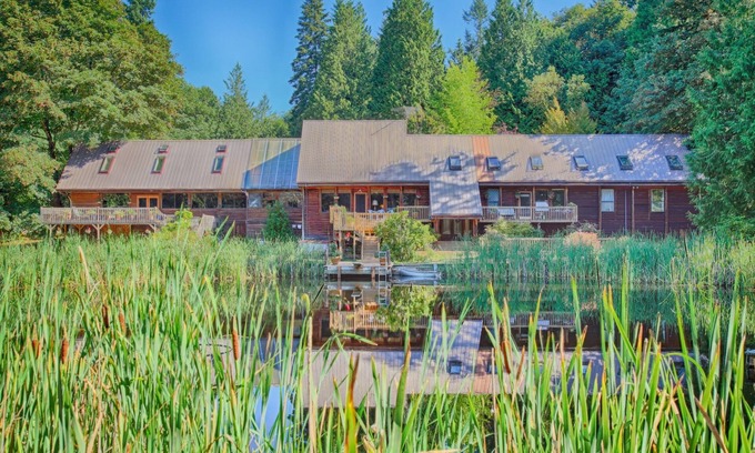 Gig Harbor House | The ideal size and setting for your gathering of family, friends, or large group