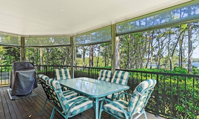 Sanctuary Point House | The Ideal Spot- Pet Friendly Waterfront with Retro Styling