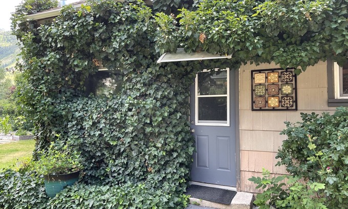 Sandy Cottage | The Ivy Cottage in Little Cottonwood, Sandy Utah