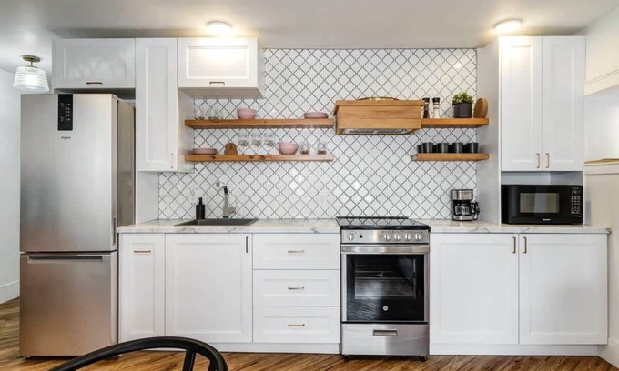 Prince Edward Apartment | The Ivy Suite at Portage House in Picton