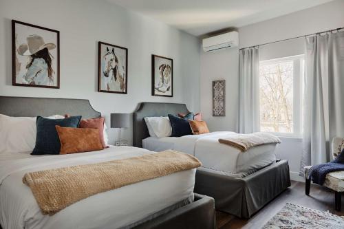 East Hill House | The Johnny - Stylish Nashville Home With Rooftop Lounge