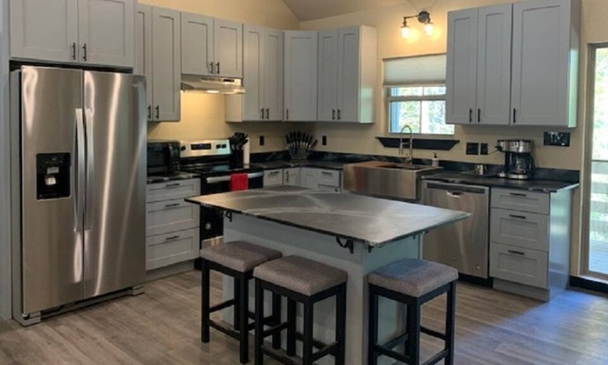 Fayetteville House | --~THE JOINT: On Smokey Lane~--3/2 on 2A, Sleeps 8