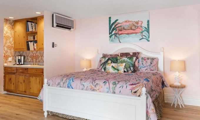Harbor Springs Apartment | The Jungle Room - Premier Harbor Springs Suite